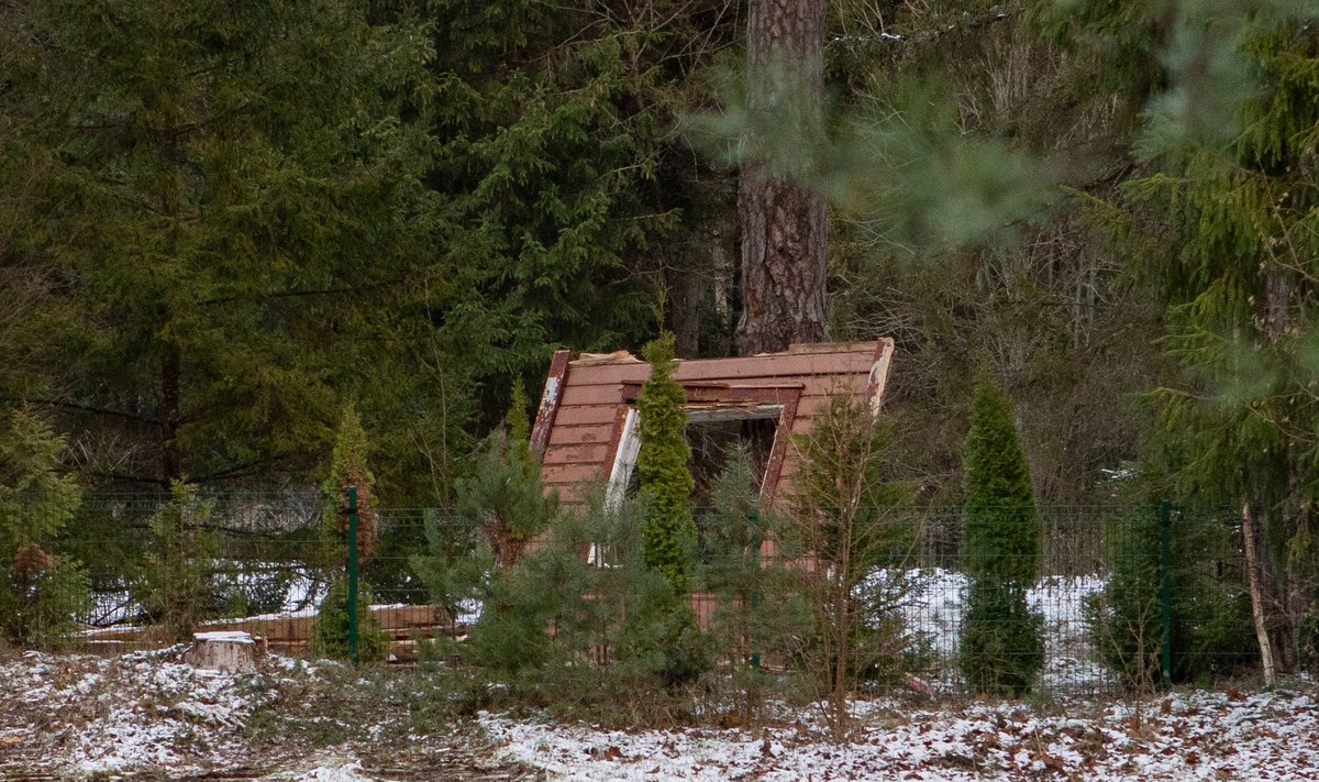 Tänu lammutamisele jaole saanud naabrile õnnestus vanast hoonest mõni element siiski päästa. 