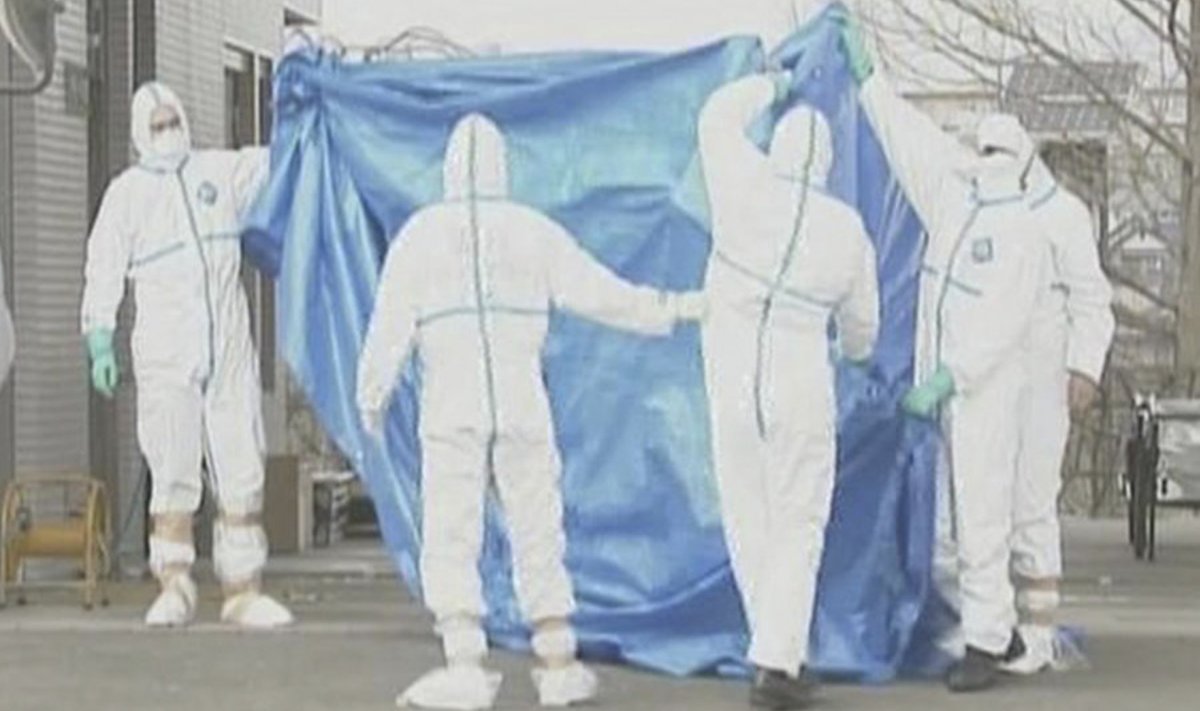 Meditsiinitöötajad hoiavad üleval sinist lina kui võtavad vastu tuumajaamas 25. märtsil jalgadele radioaktiivseid põletusi saanud töötajaid.