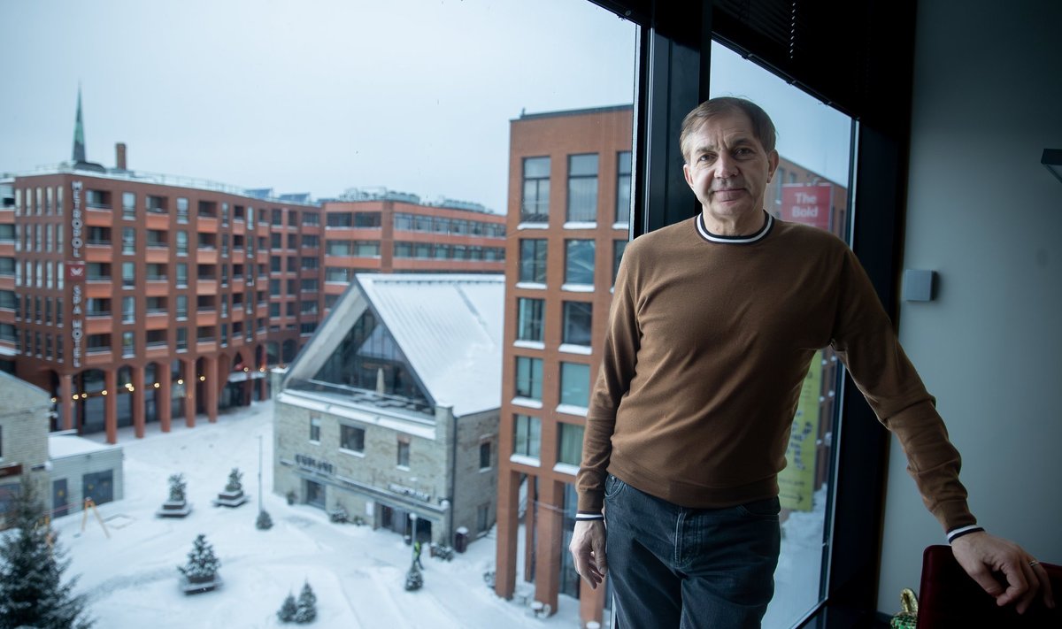 OMA KVARTALIS: Urmas Sõõrumaa kabineti aknast avaneb vaade ta enda arendatud Rotermanni kvartalile Tallinna linnasüdames. 