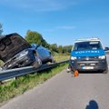 ФОТО | Авария на шоссе Таллинн-Нарва: BMW на ограждении, водителя нет