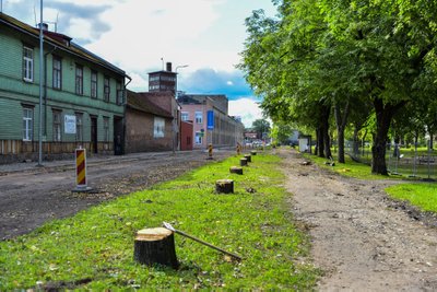 Uue tänava ääres pandi kändude peale hiljem ka leinaküünlaid.