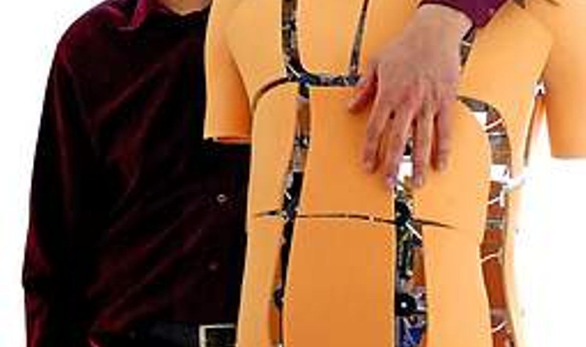 ROBOTPOISS: Alvo Aabloo ees seisab üks kolmest samas laboris välja töötatud poissrobotist, mis oskavad võtta inimese keha kuju, kui arvutisse sisestada mõõdud. Maris Sander