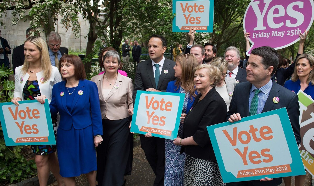 HEA OTSUS: Iiri peaminister Leo Varadkar (keskel) poseerib abordi seadustamise referendumipäeval koos toetajatega.