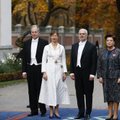 ФОТО И ВИДЕО | Кальюлайд в белом, Карисы в черном. Президентские пары выбрали для церемонии инаугурации максимально классические наряды