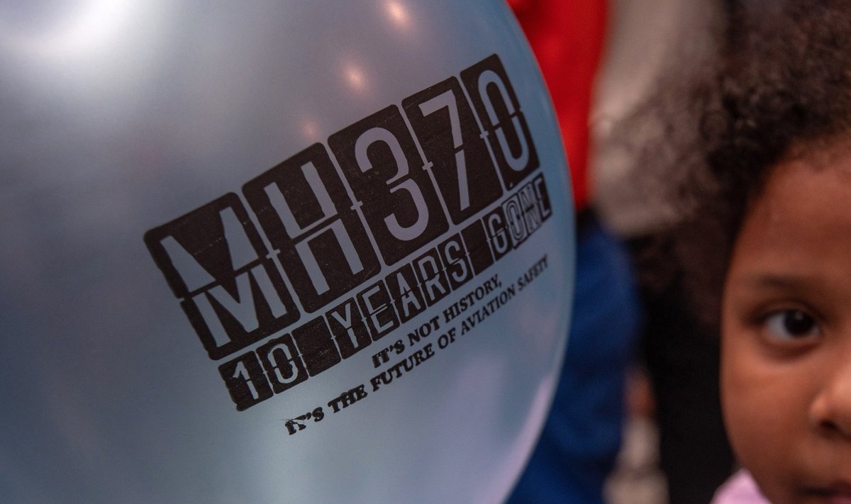 Воздушный шар с надписью "MH370 10 Years Gone"(10 лет как пропал - прим.ред) во время памятного мероприятия, посвященного 10-й годовщине исчезновения самолета, в отеле Empire Subang в Субанг-Джая, штат Селангор, Малайзия, 03 марта 2024 года. 