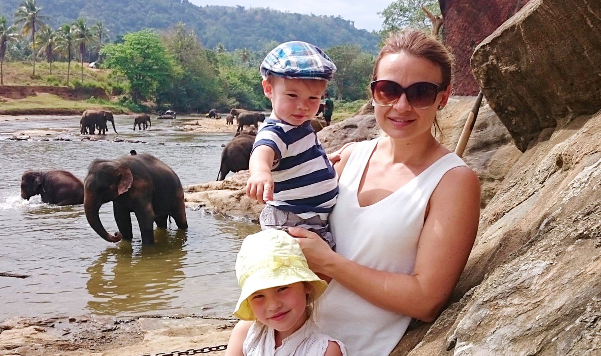 Janika Ritson laste Pärtli ja Sädega tänavu talvel Pinnawala hüljatud elevantide kodus Sri Lankal.