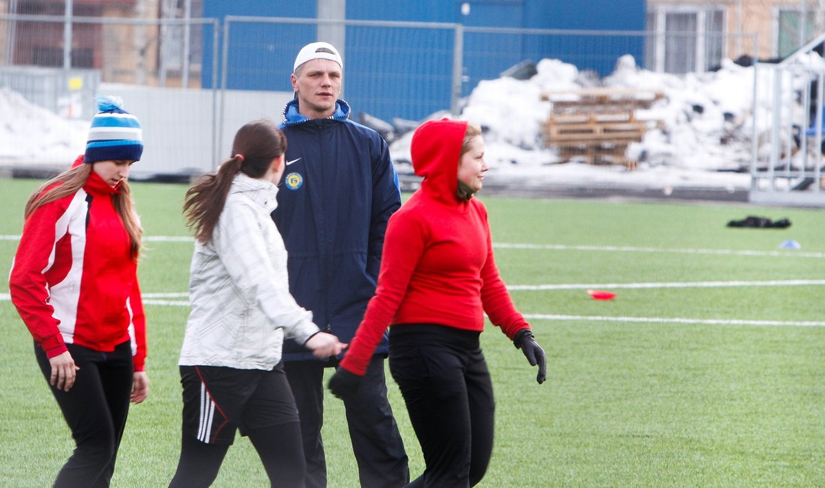 Jalgpallis tegutsemise keeluga jalgpallur Maksim Gruznov viib läbi treeningut Narva kunstmuruväljakul