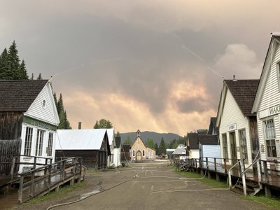 Briti Kolumbias Barkerville’i ajaloolise linnakese lähedal puhub metsatulekahjudest suitsu.