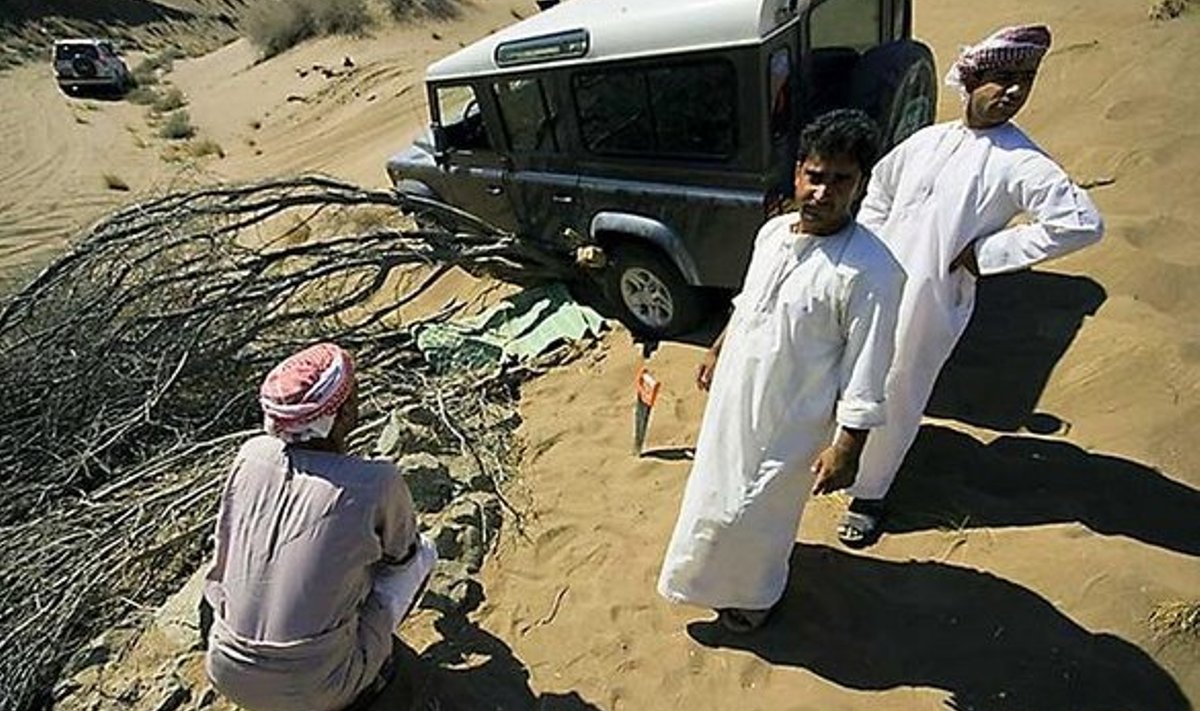 VALGETES DISHDASHADES: Omaani mehed puu otsa tarkerdunud autot lahti päästmas.