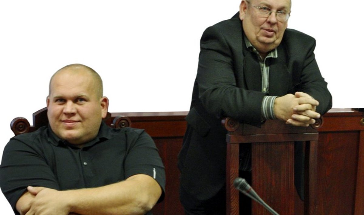 ÕIGED MEHED: Leo Kunman (paremal) ja tema poeg Janek kohtusaalis.