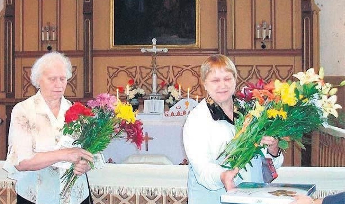 Kuldleeripüha EELK Torma Maarja koguduses 22. juulil. Pildil vasakult Helve Sreiberg ja Hilja Altvälja.