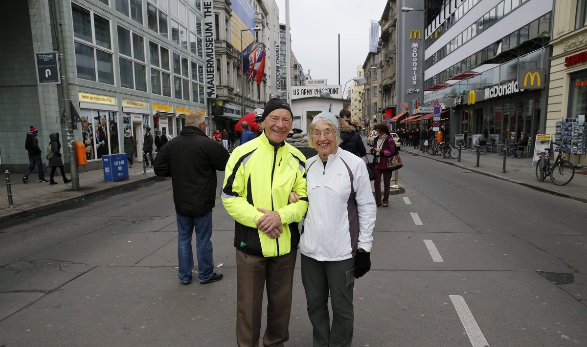 USA pensionärid David (vasakult) ja  Heather Yeswell Berliinis.
