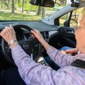 Пожилой водитель: „плохо поворачивается шея, боюсь делать резкие маневры“. Нужно ли отбирать права у людей старше 70?