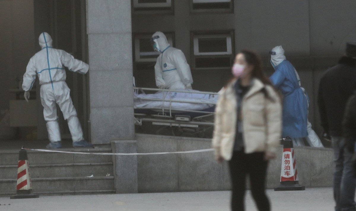 Wuhani haiglasse saabub järjekordne nakatunu. Näomaskide müük on Hiinas viimastel päevadel järsult suurenenud.