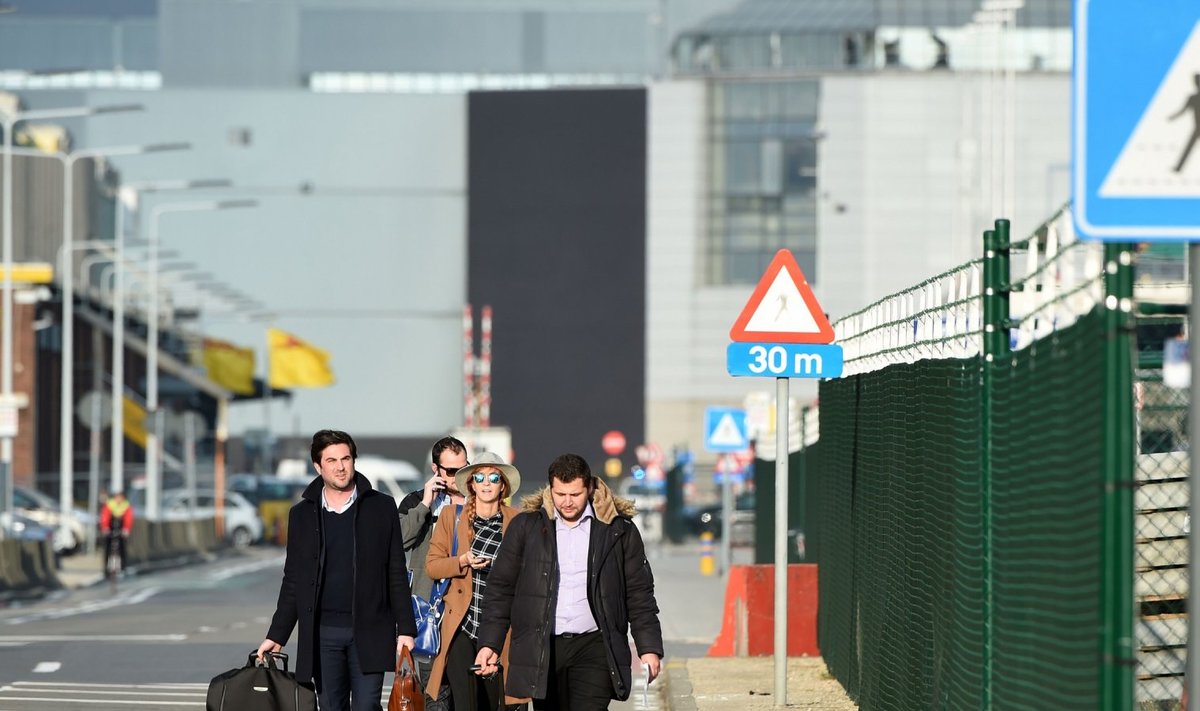 Pilt on illustratiivse tähendusega: reisijad plahvatuste järel Brüsseli lennujaamast lahkumas. (Foto: AFP)
