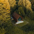Pärnumaa metsade keskel asuvas väikemajas tekib eriliste lahenduste tõttu suurema maja tunne