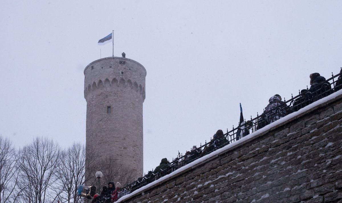 Pika Hermanni tornis heisati sinimustvalge lipp