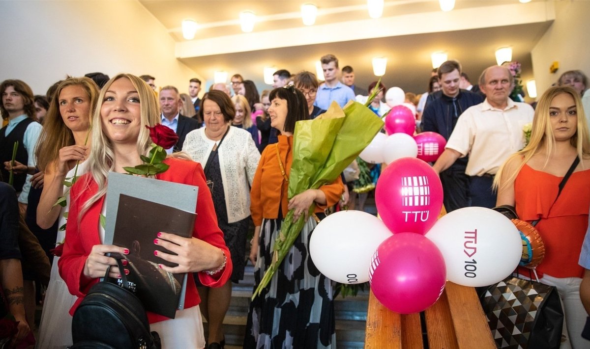 Eile said diplomid kätte õnnelikud Tallinna tehnikaülikooli inseneriteaduskonna lõpetajad. Nii nemad kui ka nende õnnitlejad võivad rõõmustada: lõpetajatele jätkub tulevikus tööd.