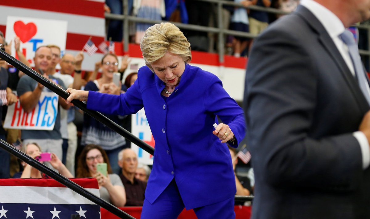Kas Hillary Clinton on presidendikandidaadiks saades astunud liiga suurtesse kingadesse? Long Beachi kihutuskoosolekul lavale minnes kaotas Clinton jalanõu.