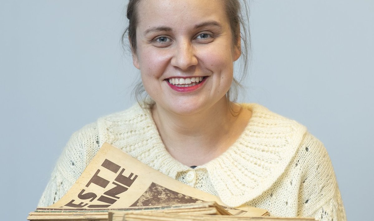 Liis Auväärt koos Eesti Naise lugejate saadetud vanade ajakirja­numbritega.