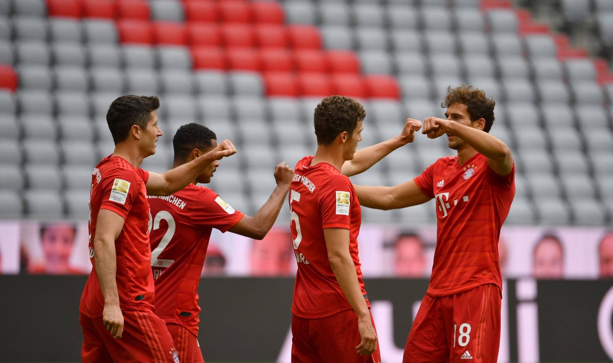 Robert Lewandowski (vasakul) koos Bayerni meestega