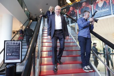 MELCHIORI-TRILOOGIA rahastaja, ettevõtja Armin Karu on üks viiest produtsendist, kelle finantside toel keskaegne müsteerium sündis. Filmi produtsentide usk filmi läbilööki väljaspool Eestit on tugev. Sellest sõltub ka järgmiste Melchiori-filmide valmimine. Kolm esimest osa on dubleeritud ning jõudnud Saksa ja Tšehhi voogedastuplatvormidele.