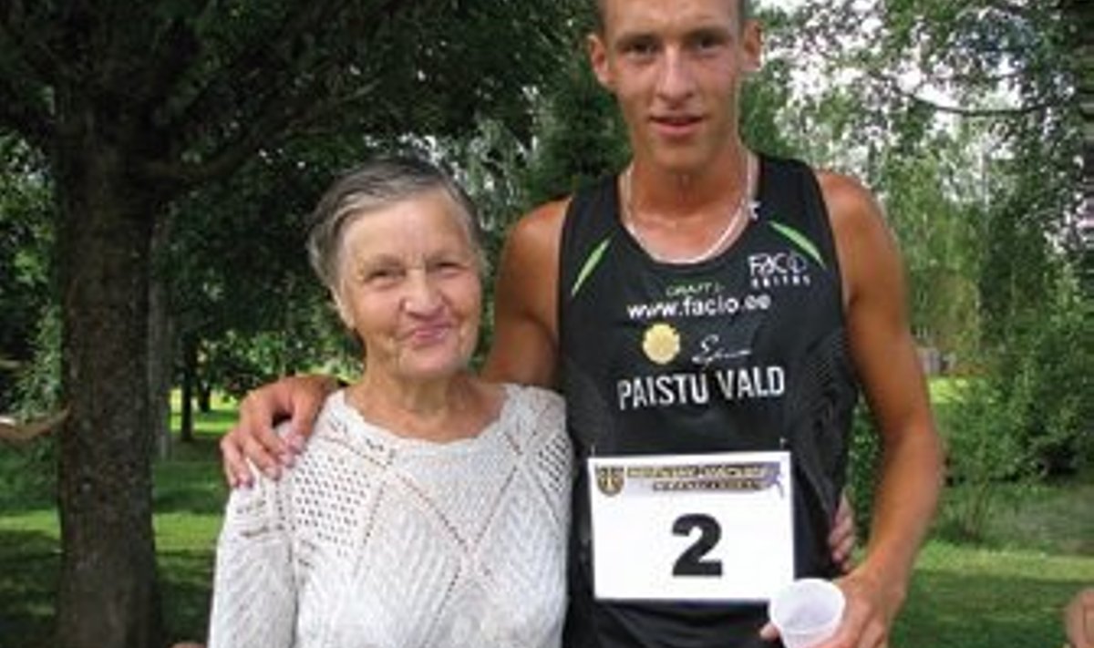 Noor tippsportlane, tänane Eesti Maaülikooli tudeng Keio Kits koos vanaema Salme Räitsakuga Holstre-Paistu jooksu finisis