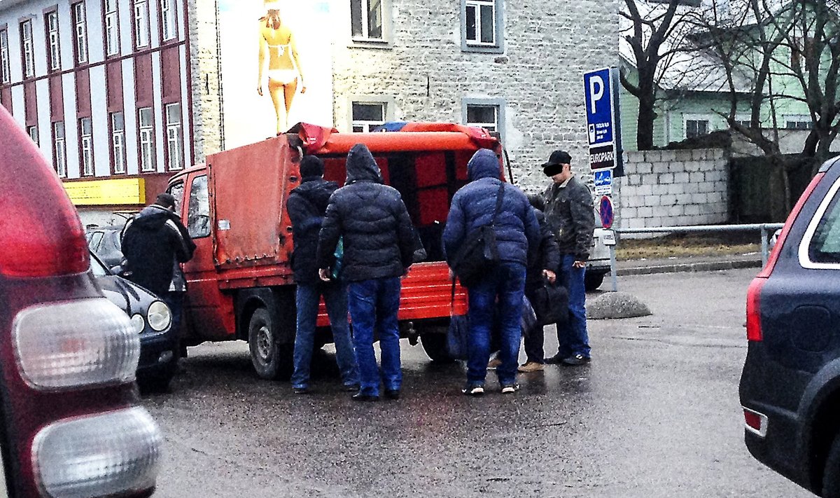 RUUMI JÄTKUB KÕIGILE! Kiievi bussilt Tallinnas maha astunud ukrainlased laovad oma kotid neile vastu tulnud oranži furgooni. Töö Eestis võib peagi alata!Veebruar 2015.