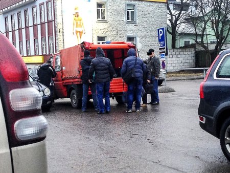 RUUMI JÄTKUB KÕIGILE! Kiievi bussilt Tallinnas maha astunud ukrainlased laovad oma kotid neile vastu tulnud oranži furgooni. Töö Eestis võib peagi alata!Veebruar 2015.