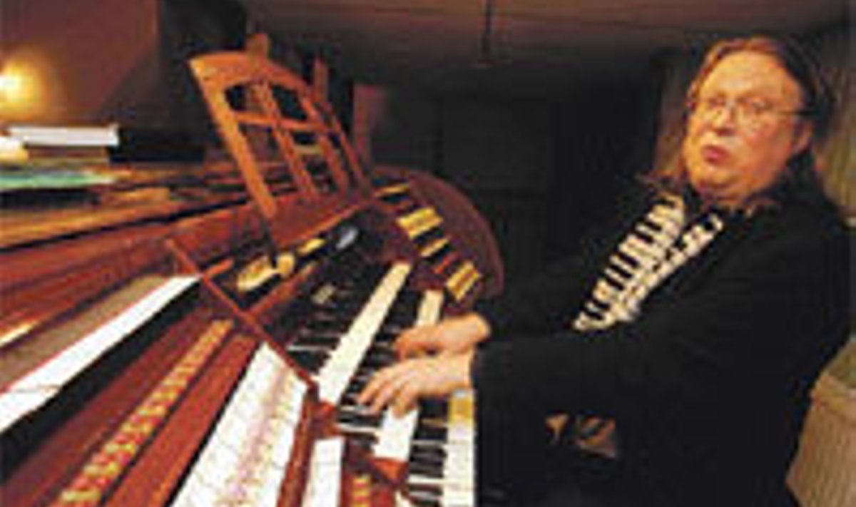 Organist Andres Uibo mängib Jaani kiriku orelil.