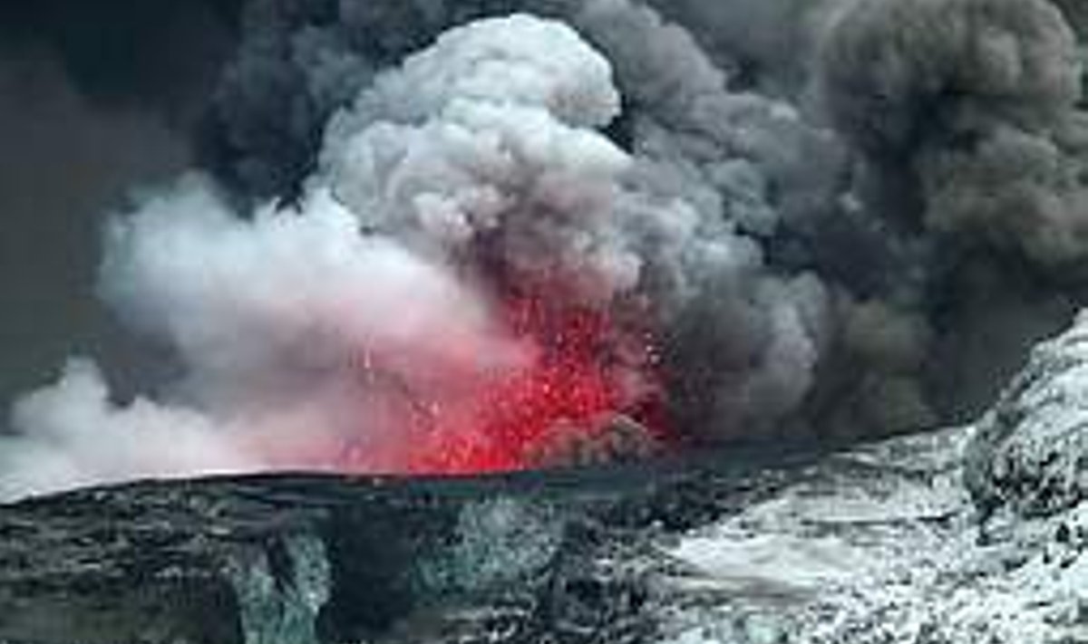 LOODUSJÕUD MÖLLAVAD: Eyjafjallajökulli vulkaani puhul kohtuvad tuli ja vesi, mistõttu tekib veeaur (pildil hele pilv) ja kivimite tolmuks pihustumisest vulkaaniline tuhk (tume pilv). Kui vee ja tule kokkupuude väheneb, hakkab voolama laava. Reuters