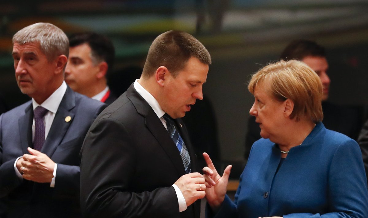 Jüri Ratas ja Saksa kantsler Angela Merkel arutavad Brexitit, vasakul Tšehhi peaminister Andrej Babiš