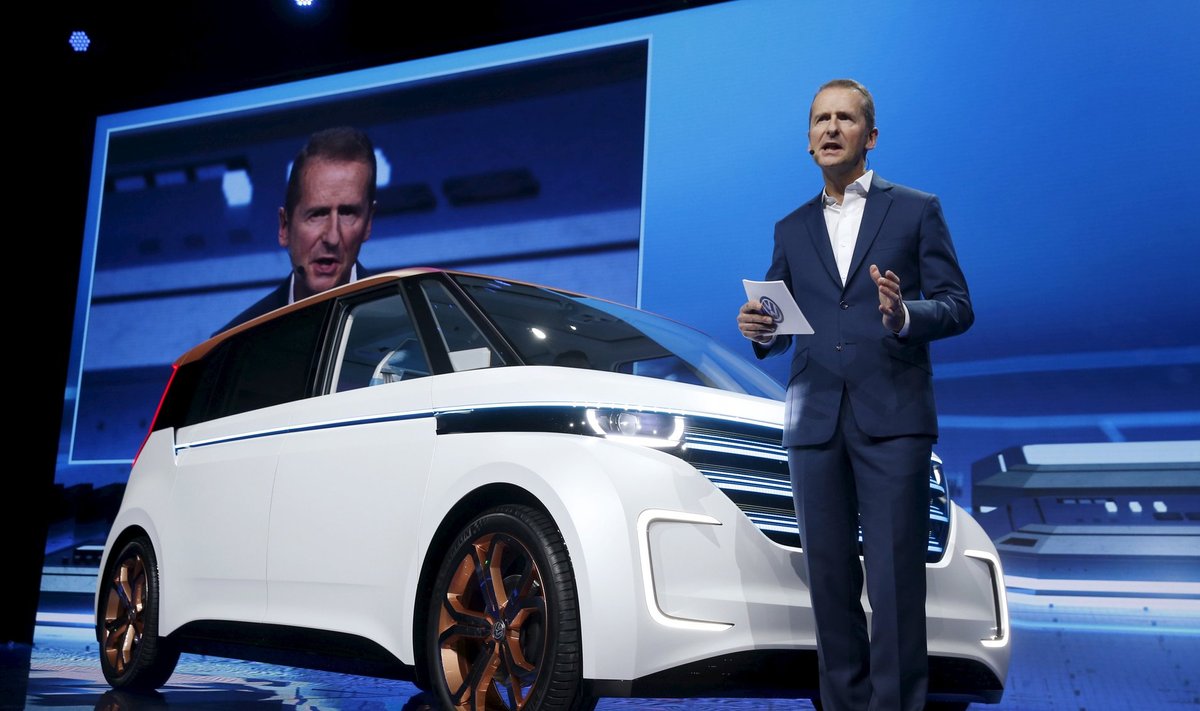 Volkswageni sõiduautode üksuse juht Herbert Diess teisipäeval Las Vegases elektriautoga BUDD-e.