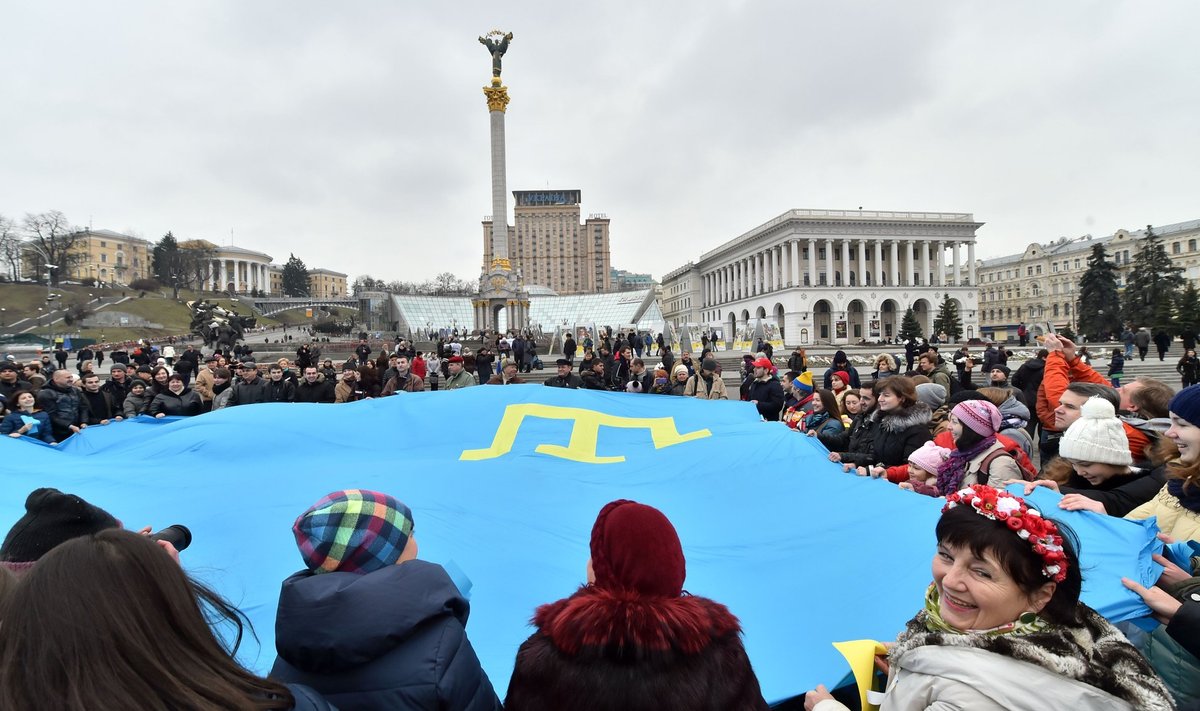 Krimmitatarlaste toetuseks ja Vene agressiooni vastu – pildil Kiievis suure krimmitatari lipuga – on meeleavaldusi korraldatud väljaspool Krimmi, sealsed tatarlased on hoidnud pigem tagasihoidlikku joont.