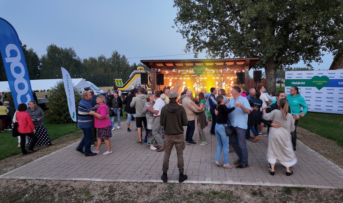 Tants kestab veel, tantsitajateks kuulsad Nedsaja küla bändimehed. 