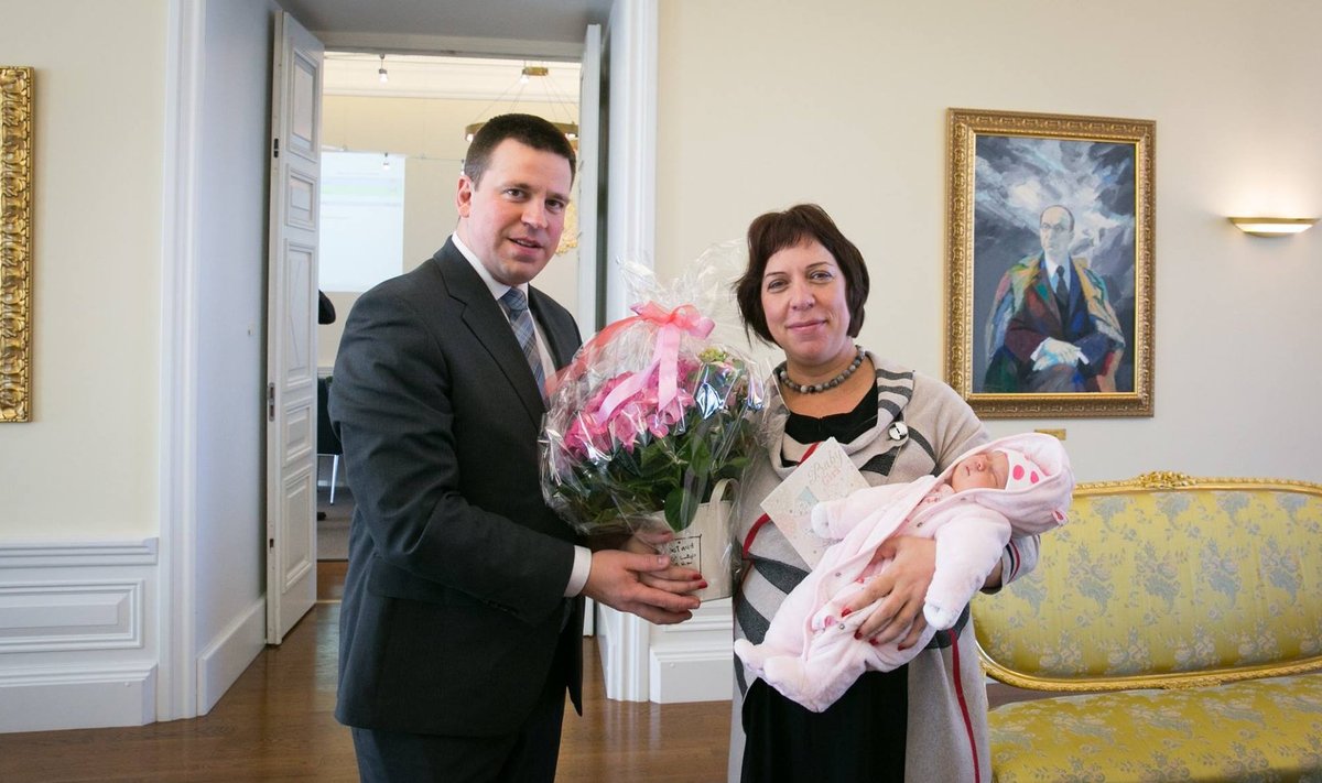 Jüri Ratas koos Mailis Repsi ja tema lapsega