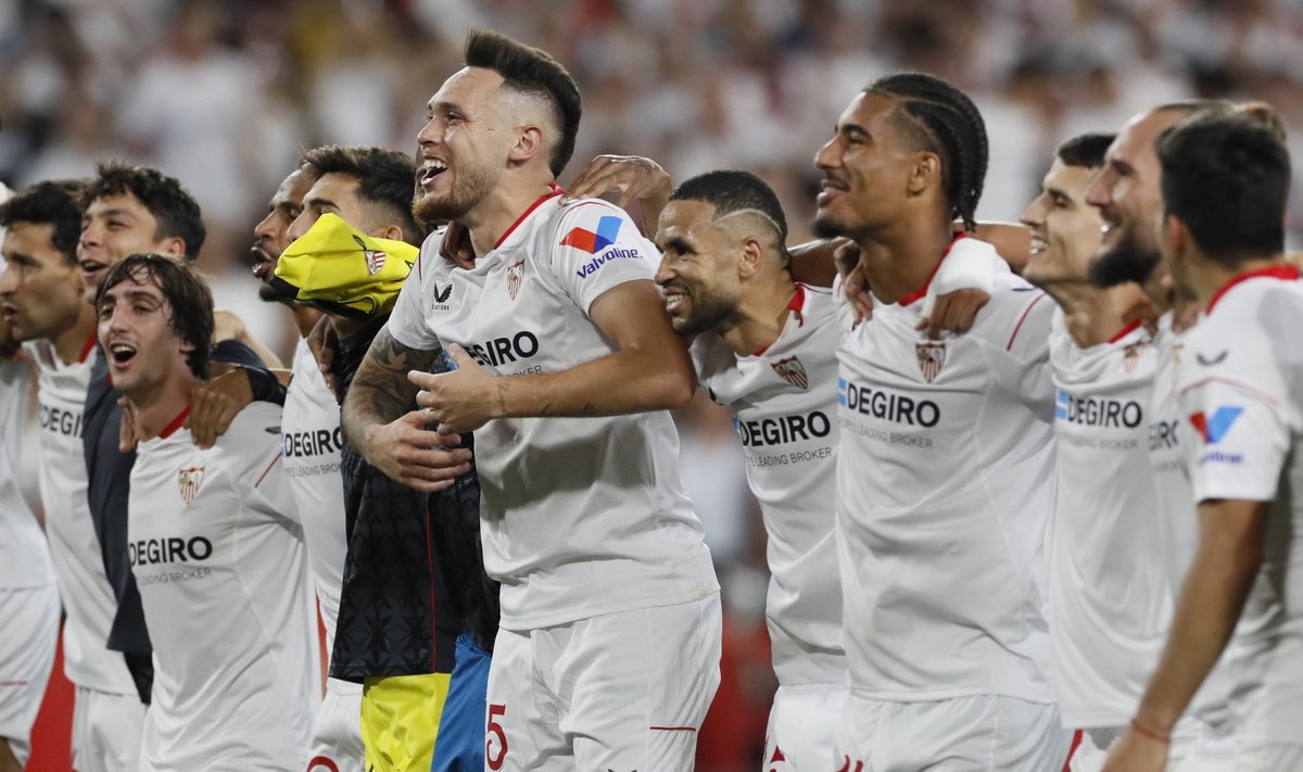 Sevilla mängijad tähistamas Manchester Unitedi alistamist.