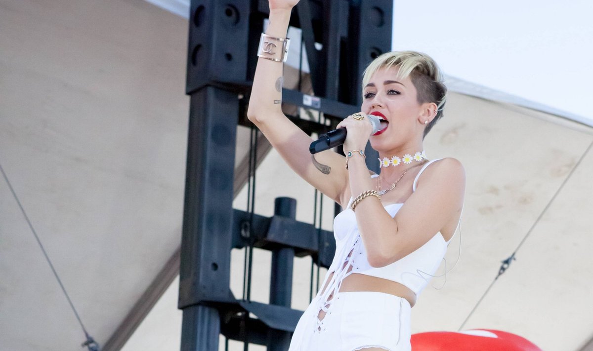 Miley Cyrus iHeart Radio Music Fest