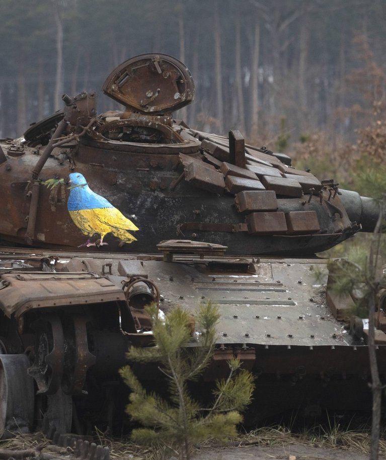 Hävitatud Vene tank kunstiteosega kuulsa tänavakunstniku TvBoy poolt, mis kujutab oliivioksaga tuvi. Foto tehtud 30. jaanuaril 2023.