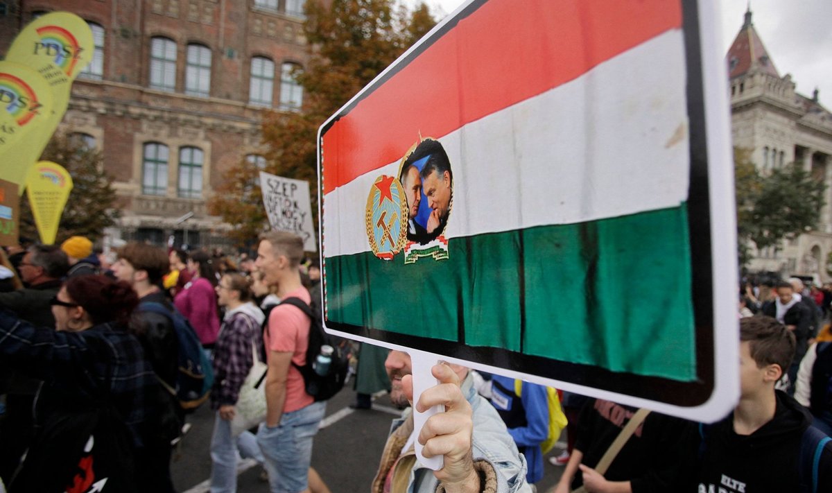 Meeleavaldajad Ungaris mullu sügisel näitavad Orbánit koos Putiniga.