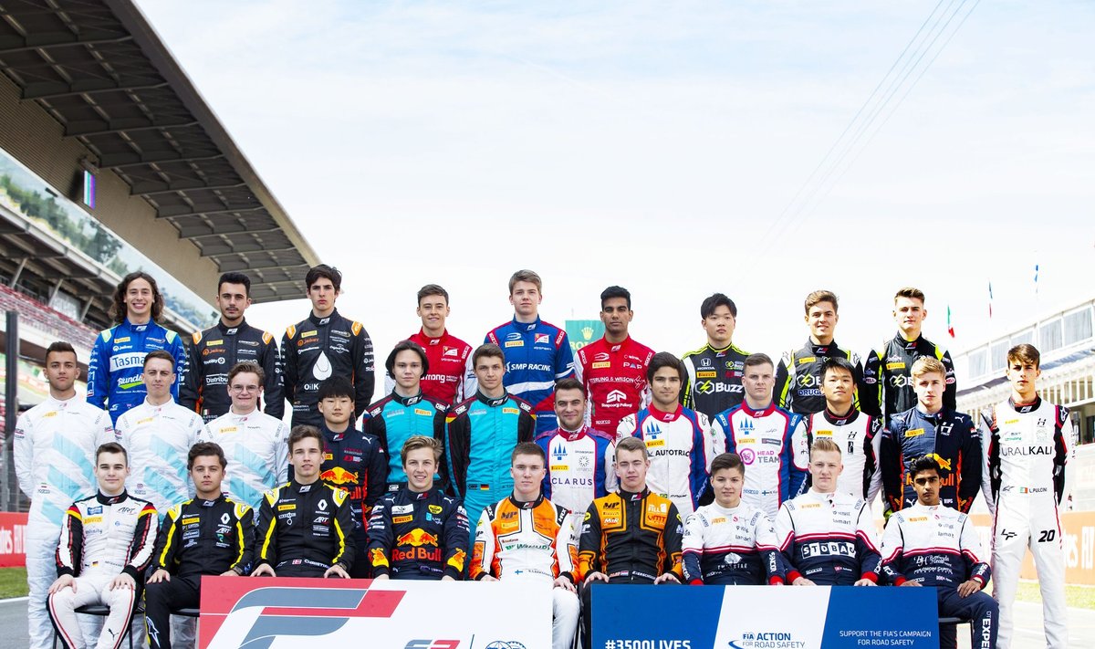 Kõik 30 F3 sarja sõitjat neljapäeval Barcelona ringrajal. Jüri Vips teises reas paremalt teine.