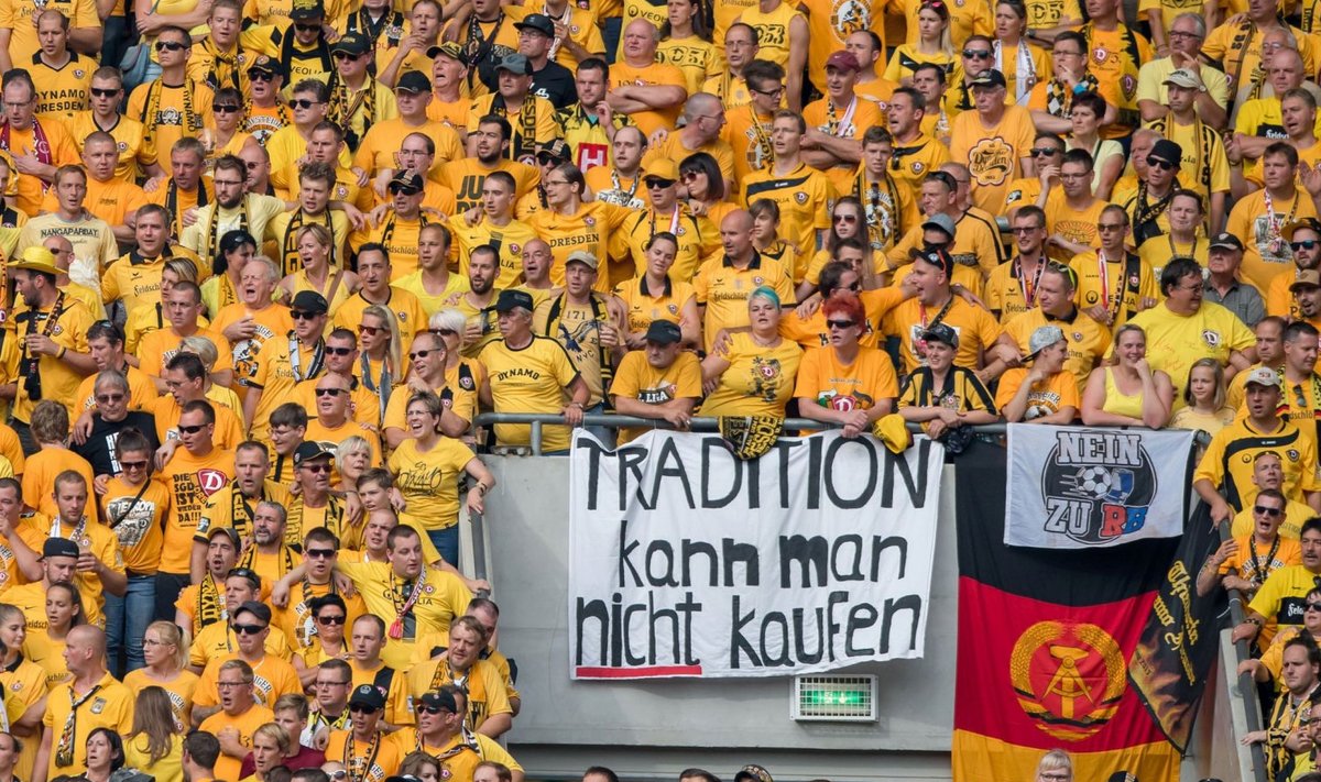 Dresdeni fännid plakatiga "Traditsioone ei saa osta" Leipzigi mängus.