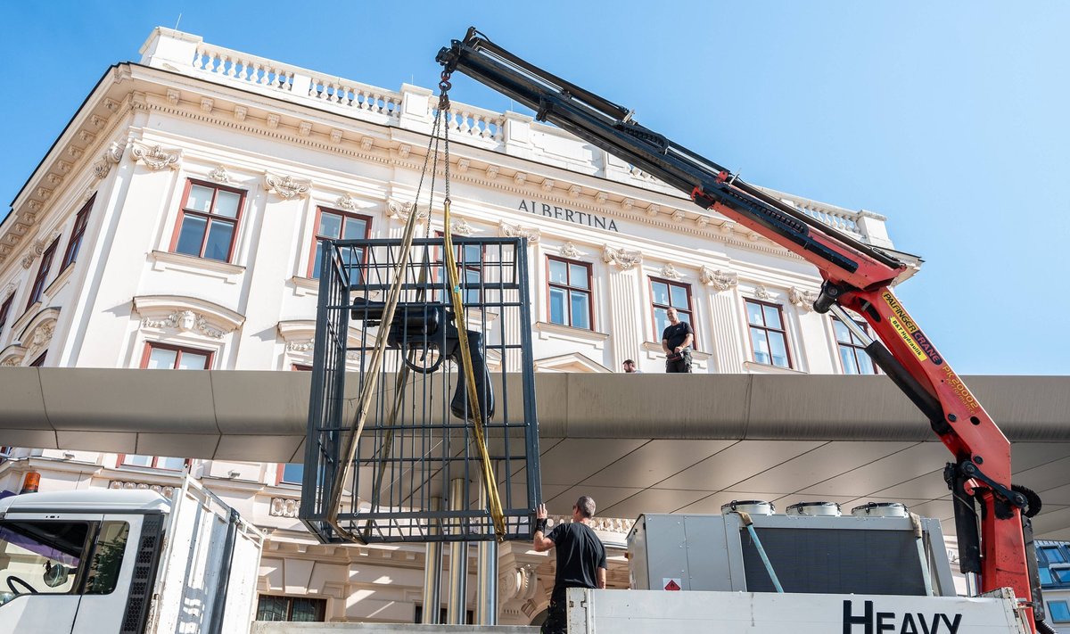 Revolvri tõstmine Albertina muuseumi katusele