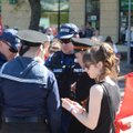 ФОТО: День Победы в Нарве — полиция проверила мужчину в форме моряка, так как у него были муляжи оружия