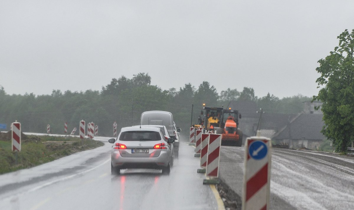 Teetööd Tallinn-Tartu maanteel, autojuhtidel tuleb hakkama saada keskmisest kitsamates teeoludes