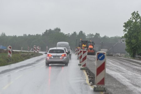 Teetööd Tallinn-Tartu maanteel, autojuhtidel tuleb hakkama saada keskmisest kitsamates teeoludes