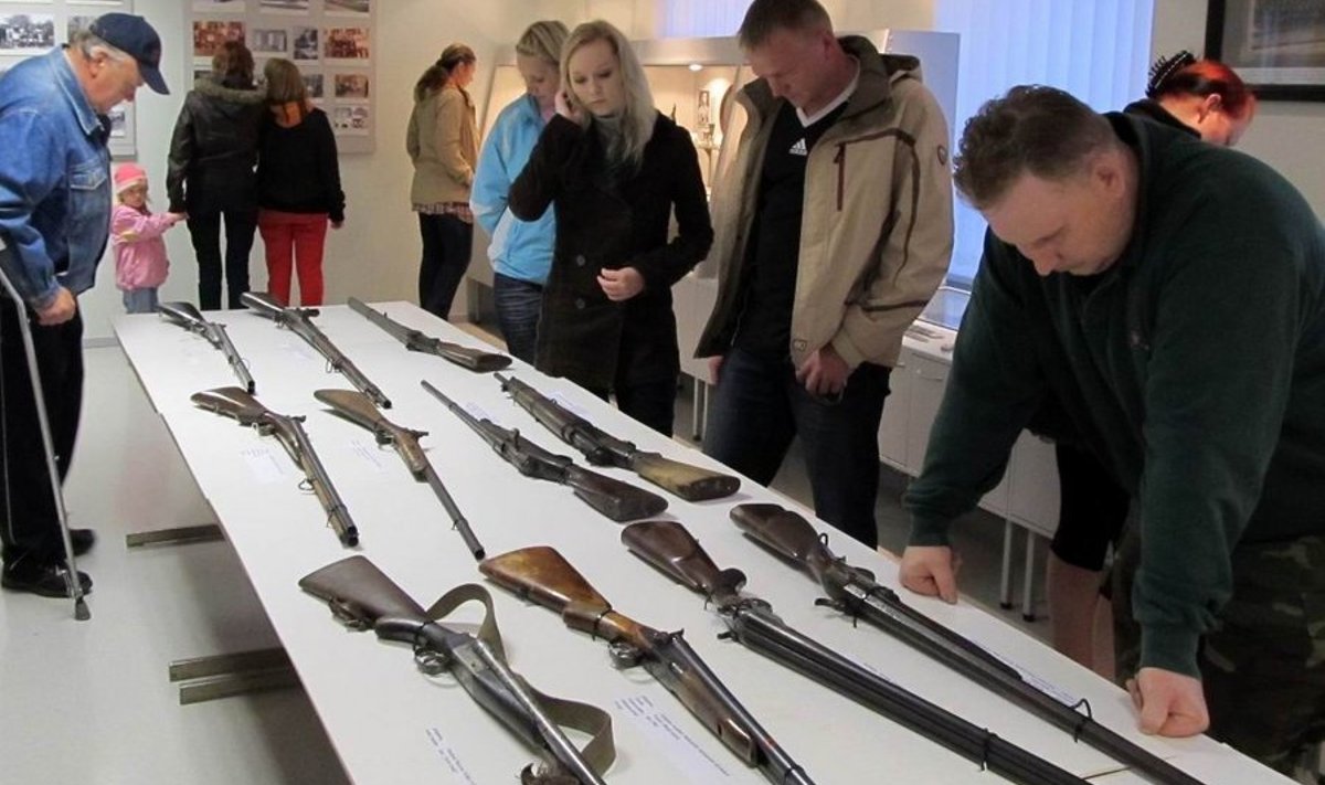 Suurt huvi pakkus külastajatele maikuisel muuseumiööl Mõisakülas eksponeeritud Viljandi muuseumi relvakollektsioon. Foto: Anu Laarmann