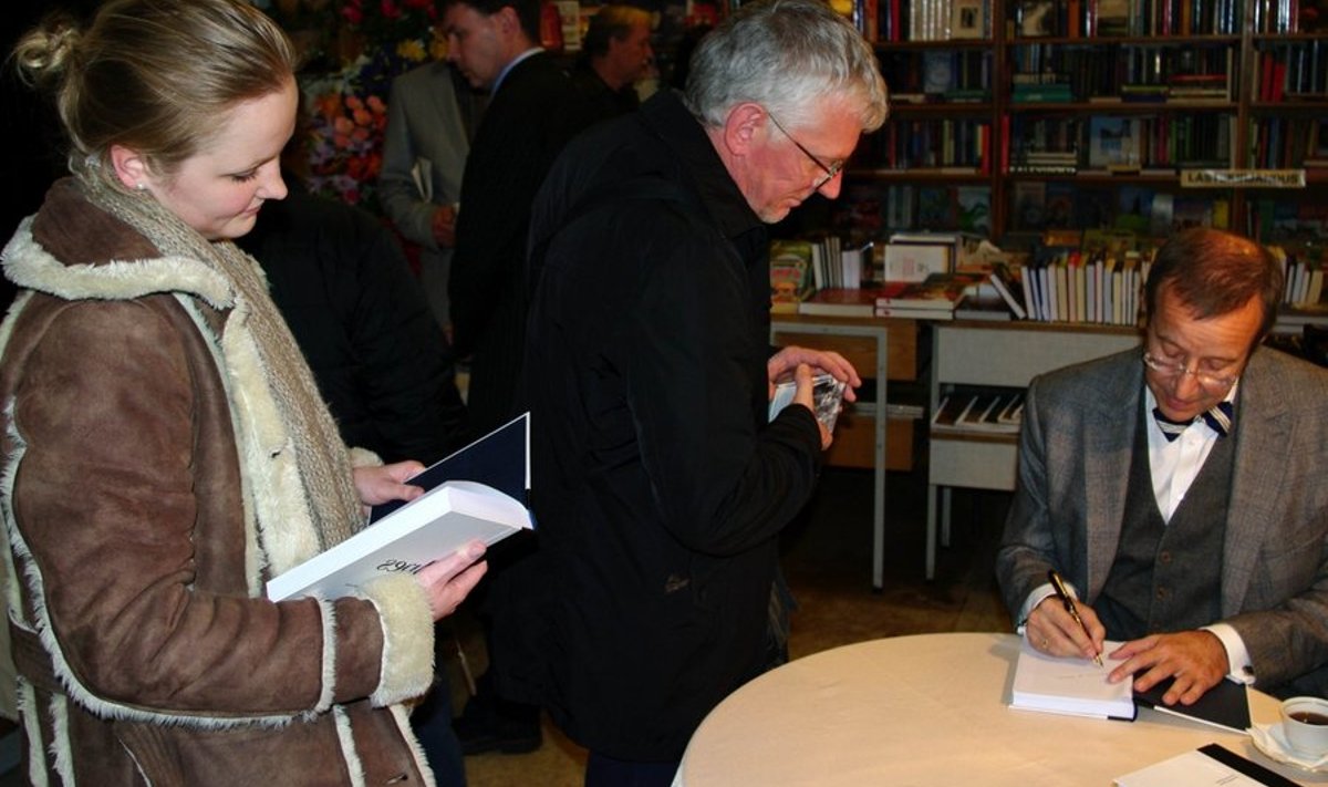 Vastne Mulgi Kultuuri Instituudi juhataja Janne Järvelt (vasakul) oli üks paljudest, kes said instituudi patrooniks olevalt president Toomas Hendrik Ilveselt Abja-Paluoja raamatupoes tema pühendusega raamatu