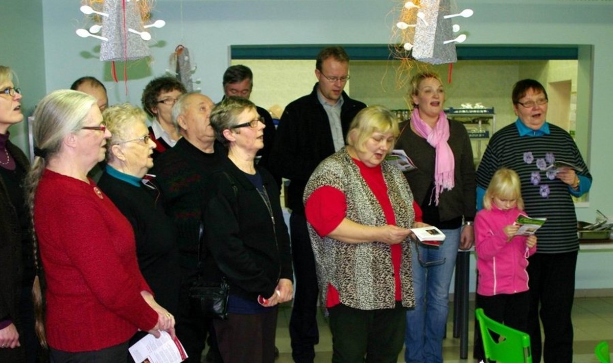 Tänuõhtusöögil Halliste kooli sööklas lasid hallistelastele jõulurõõmu toonud Soome sõbrad lõpuks kõlada kaunil lauluviisil