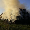 FOTOD: Räpina vallas põles suur põhurullide hunnik